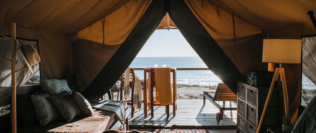 Gemütliches Zelt mit Bett und Terrasse direkt am Meer, ruhige Reiseatmosphäre für Camping und Vanlife
