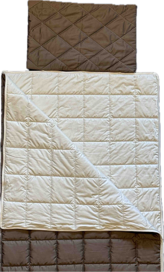 Die Kissenhülle Essential ist ein gestepptes Bettwäscheset mit einem braunen Kissenbezug und einer dazu passenden braun-cremefarbenen Decke, die an den Ecken umgeschlagen ist, um beide Farben zur Geltung zu bringen. Die Decke ist mit einem Rastermuster gesteppt und wärmeisolierend – für zusätzlichen Komfort.