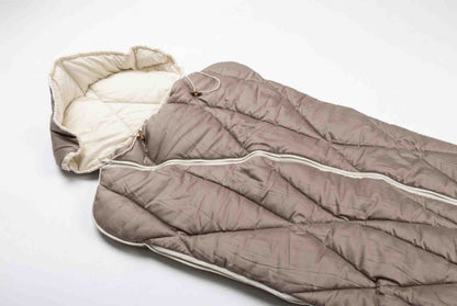 Der Origobag Premium Kamelhaar-Schlafsack in Braun und Creme, hergestellt aus nachhaltigen Naturmaterialien und mit Kapuze, ist teilweise geöffnet und flach auf einem weißen Hintergrund liegend abgebildet.